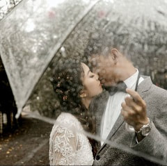 Βρέχει... αγάπη: 7 tips για να αντιμετωπίσετε τη βροχή στο γάμο σας